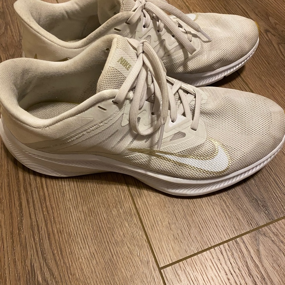 Women’s Nike Quest Running Shoes 8.5